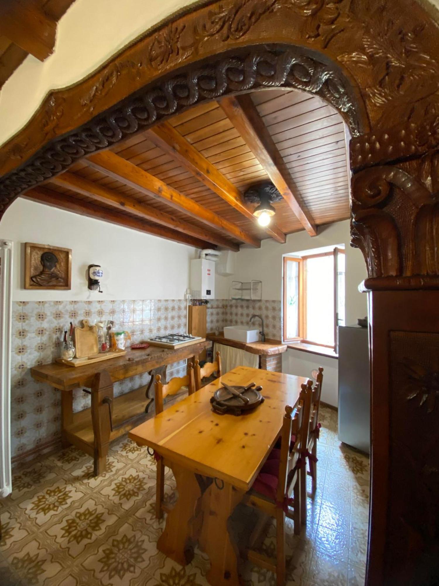 Villa Casa Nel Centro Storico Di Borno Exterior foto